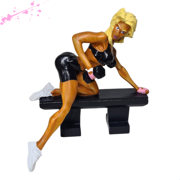 Boneco Mulher Musculação Remada no Banco Loira