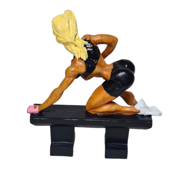 Boneco Mulher Musculação Remada no Banco Loira