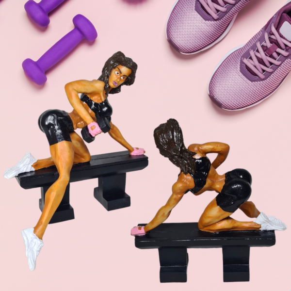 Boneco Mulher Musculação Remada no Banco Morena