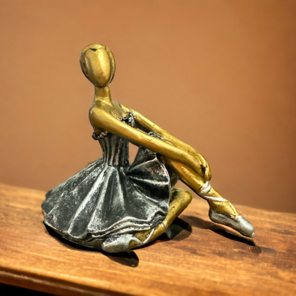 Estatueta Bailarina Sentada mão Joelho