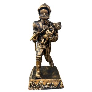 Estatueta Bombeiro Com criança no Colo Resina