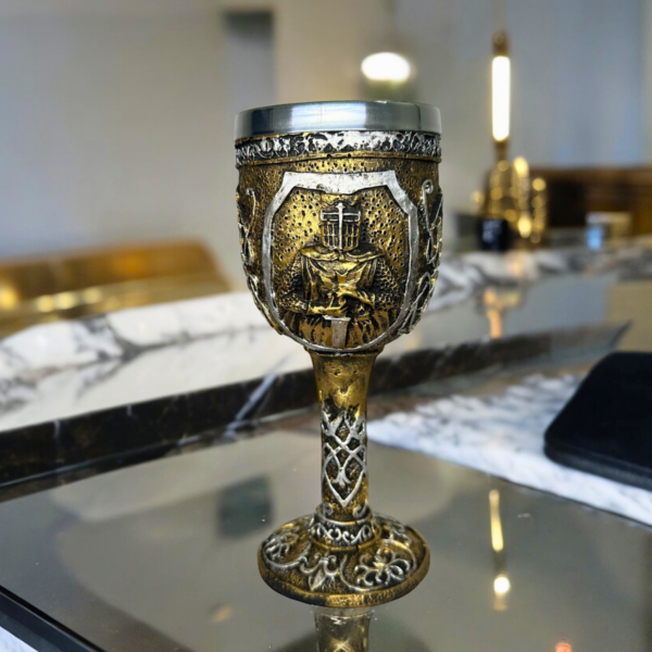 Taça de Vinho Guerreiro Medieval Dourada