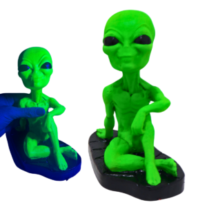 Estatueta ET Extraterrestre Sentado Mão Joelho Pintura Fluorescente