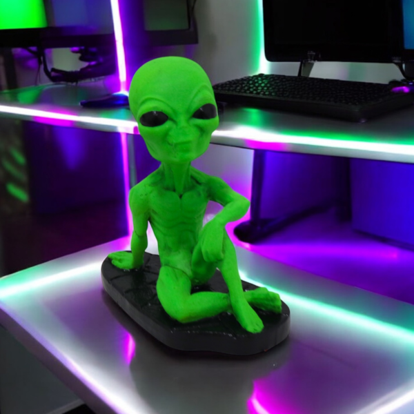 Estatueta ET Extraterrestre Sentado Mão Joelho