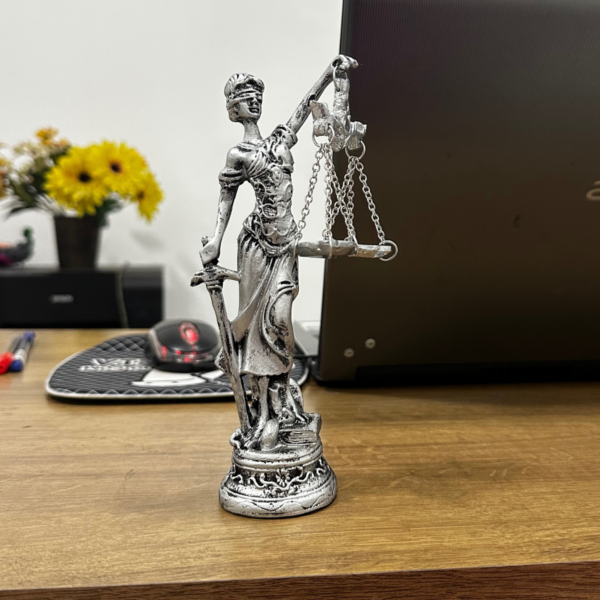 Estatueta Themis Deusa da Justiça Pq - Prata