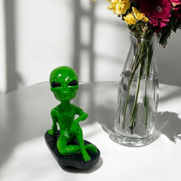 Estatueta ET Extraterrestre Sentado Mão Joelho